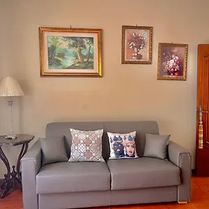 https://la-fontanella-apartment.taorminaitalyhotels.com